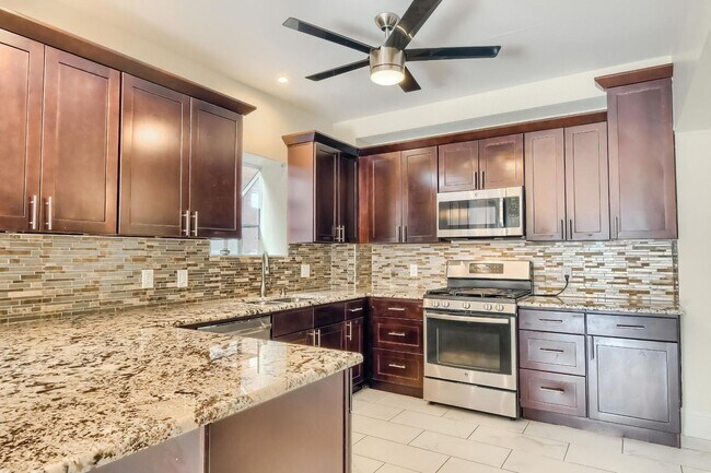 Foto del edificio - Bright, beautiful home in the Uptown area ...