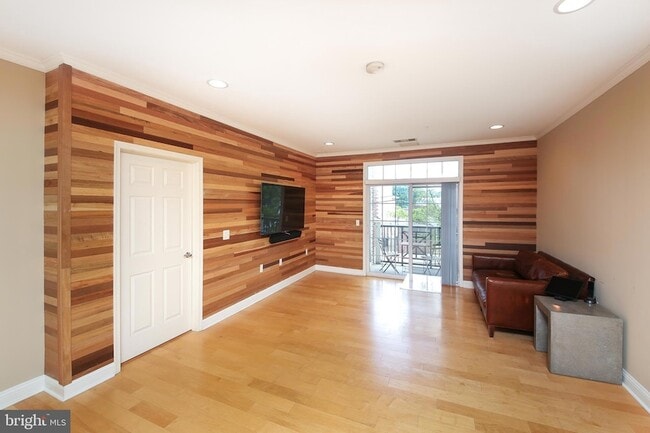 Building Photo - 300 W Elm St