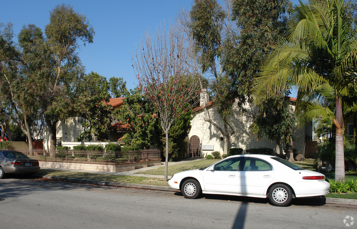 Primary Photo - 4421-4437 Howard Ave