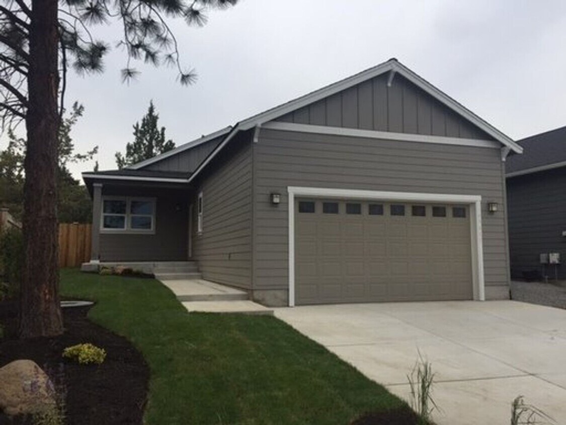 Foto principal - Single Level 3 Bed/2 Bath Home in SE Bend