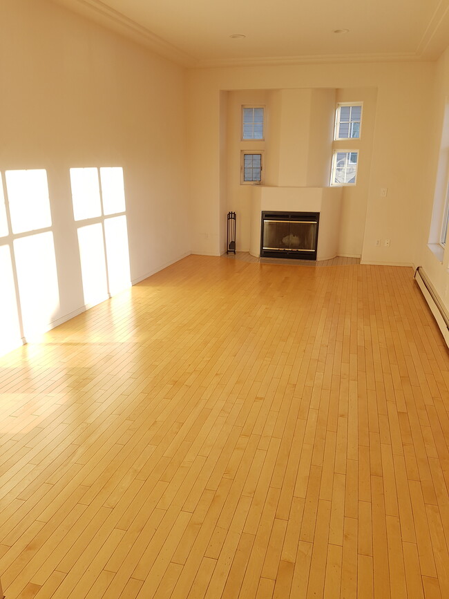 Building Photo - 1311 W 7th Ave