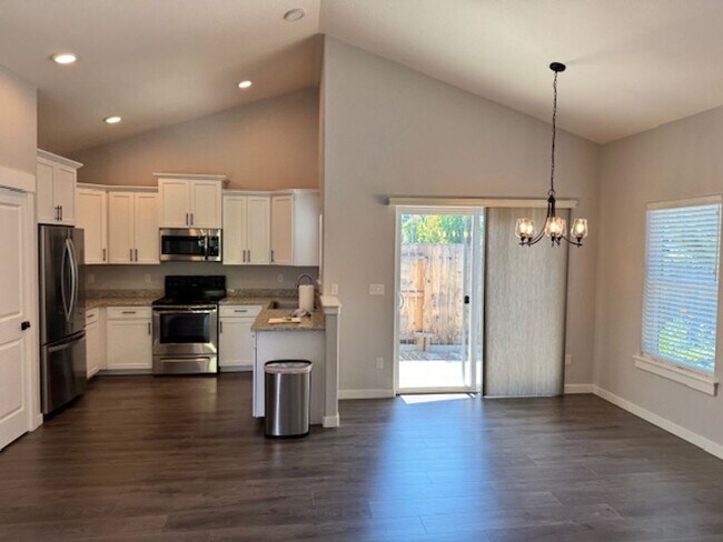 Foto del edificio - SINGLE LEVEL 3 BEDROOM/ UPGRADES W/ EASY M...