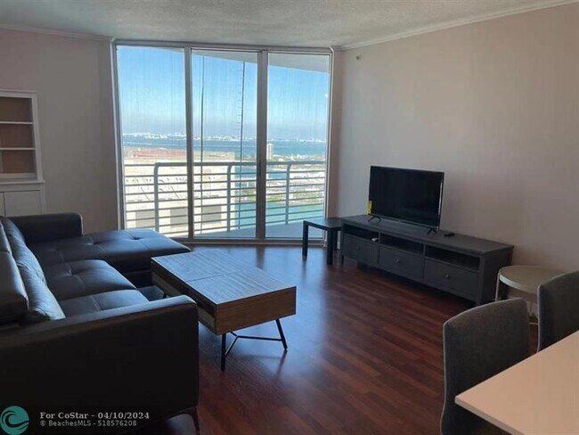Foto del edificio - 335 S Biscayne Blvd