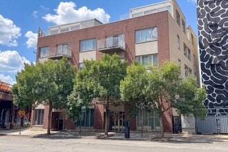 Building Photo - 912 W Chicago Ave
