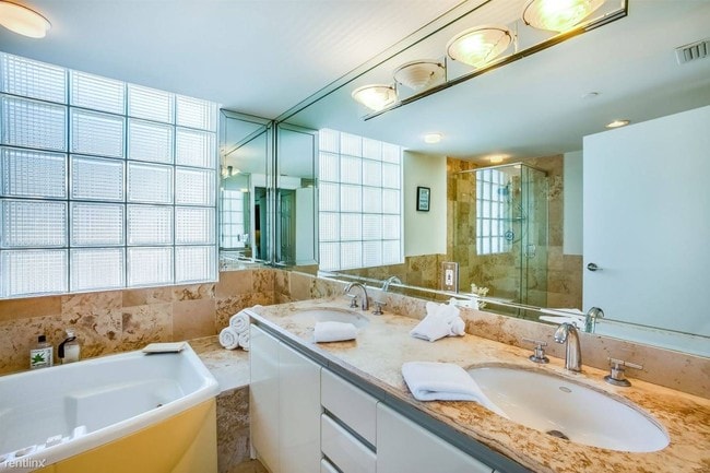 Building Photo - 2 br, 3 bath Condo - 401 Bernard St Unit 205