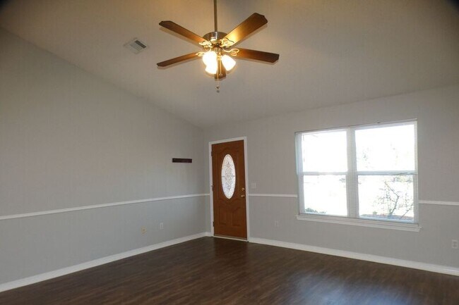 Foto del edificio - 6607 Woodbury Forest Dr