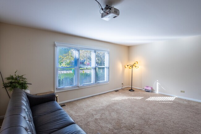 Foto del edificio - 331 E Fox Hill Dr