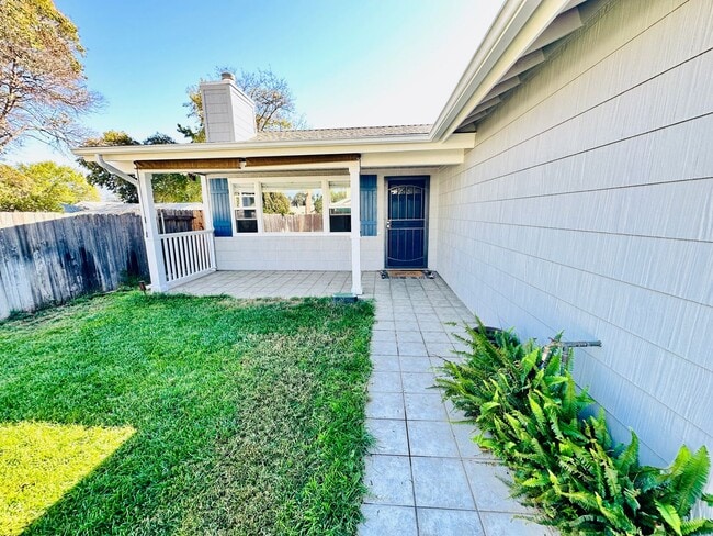 Building Photo - Welcome To Your Upgraded Oak View Home!