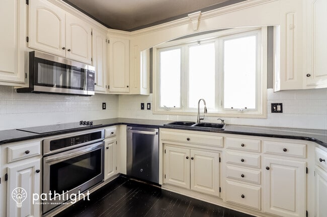Building Photo - 5909 NE Coral Cir, Lee's Summit, MO, 64064