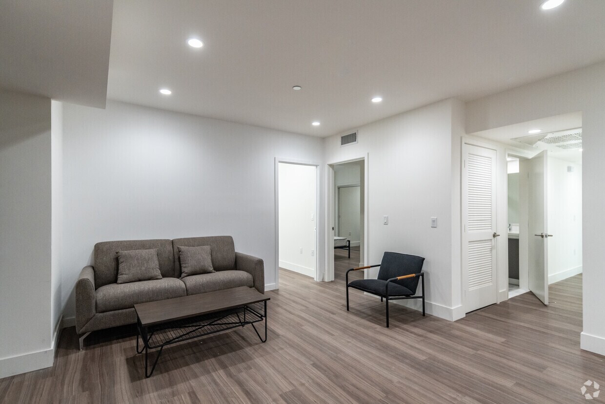 Foto principal - 1450 S Barrington Ave