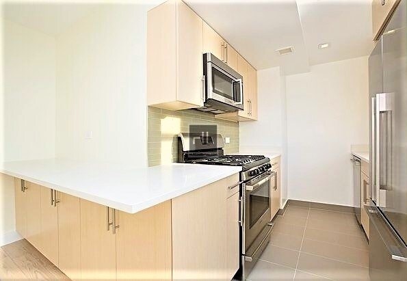 Building Photo - 110 Horatio St