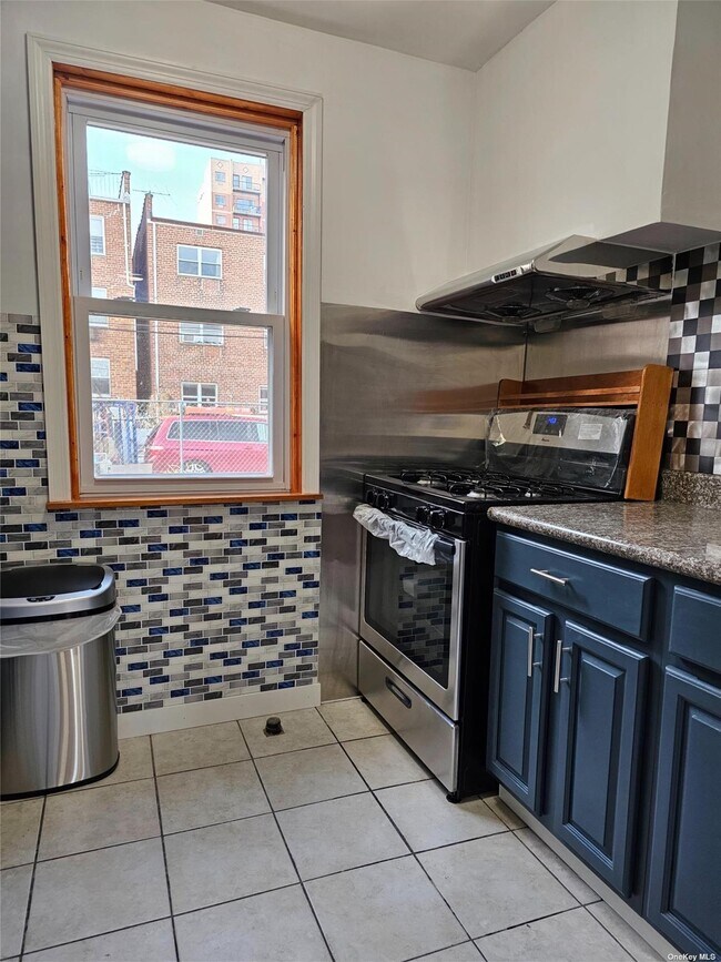 Foto del edificio - 133-13 Blossom Ave