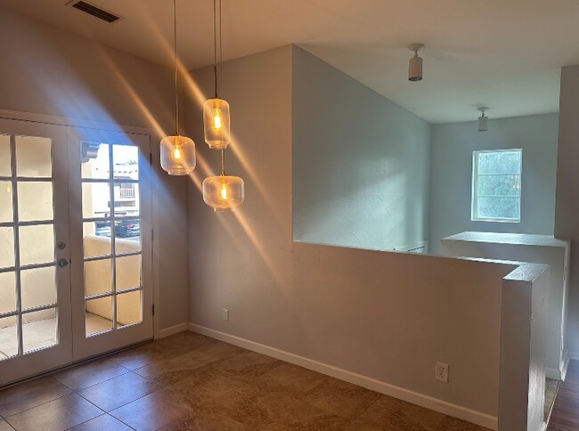 Building Photo - 5402 E Windsor Ave