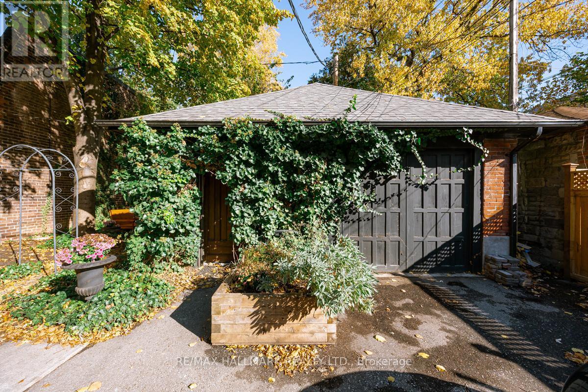 Primary Photo - 321 Palmerston Blvd