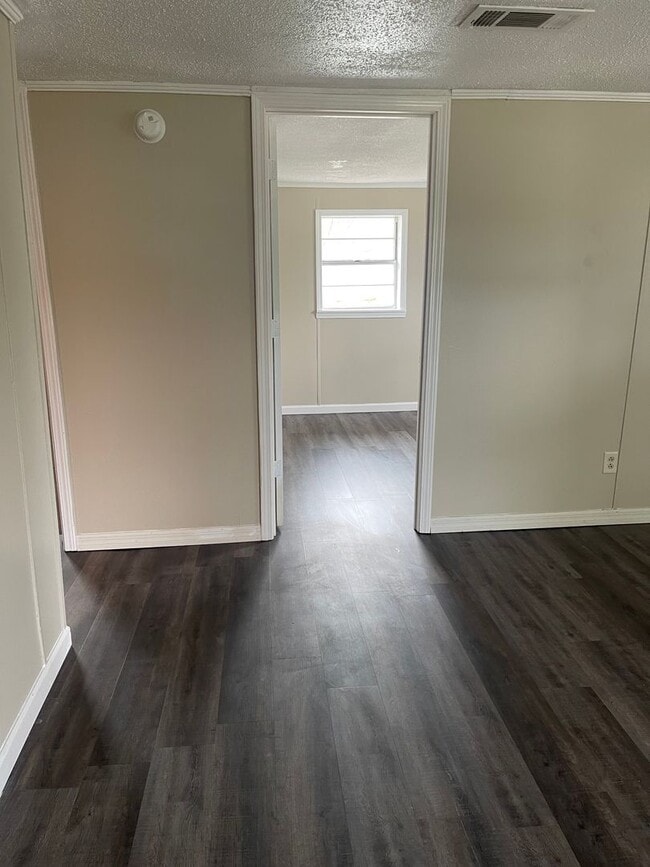 Building Photo - 3 Bed 1 Bath House