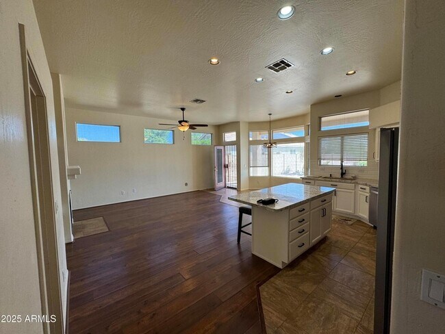 Foto del edificio - 19231 N Coyote Lakes Pkwy