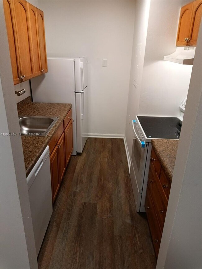 Building Photo - 1141 Lake Victoria Dr