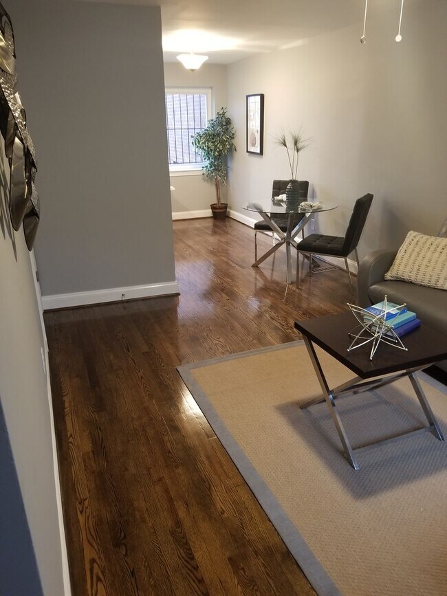 Building Photo - Lovely 2 BR/1 BA Townhome in Barry Farm!