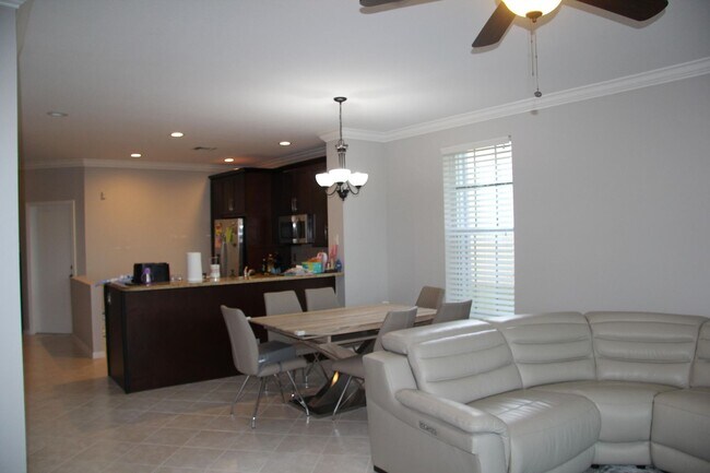 Building Photo - 8127 Bellagio Ln