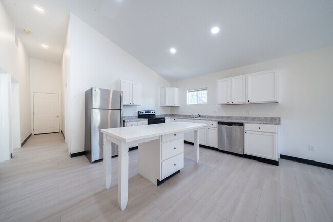 Building Photo - 2935 E Maplewood Dr