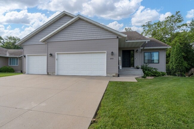 Building Photo - Stunning rambler on Tanager Road!