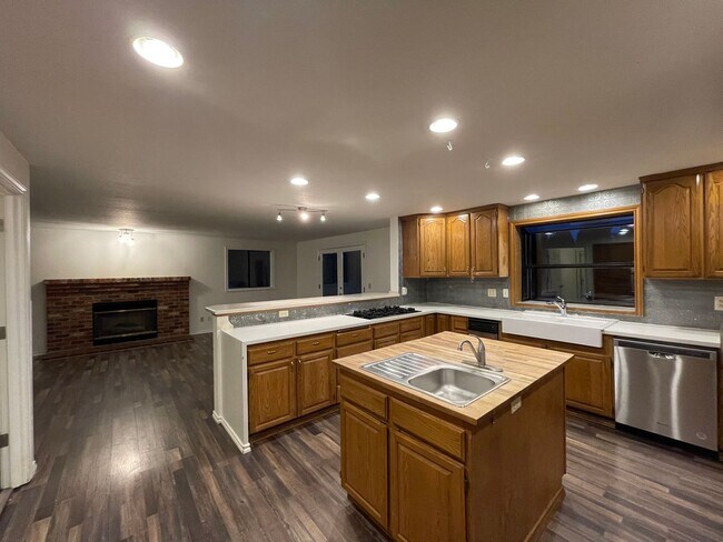 Foto del edificio - Luxurious 4-Bedroom Retreat with Mount Rainier Views in Dash Point