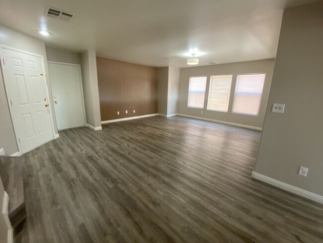 Foto del edificio - One Bedroom & One Full Bathroom Downstairs...