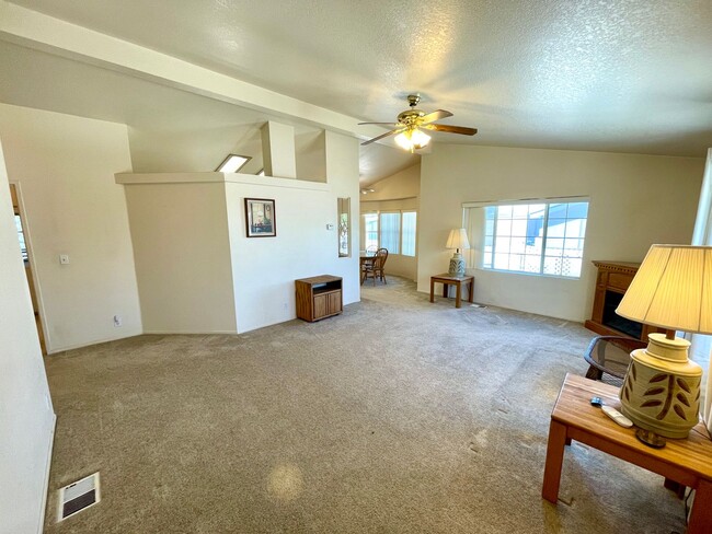 Building Photo - Great 2 Bedroom 2 Bath Home in Sunrise Vis...