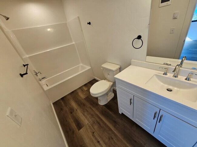 Foto del edificio - 1002 Hillside Ct