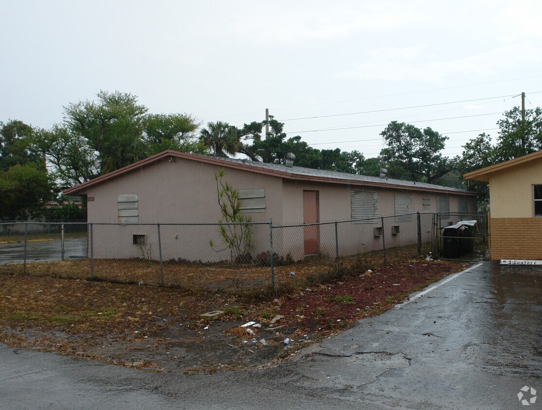 Building Photo - 2316 NW 6th Ct