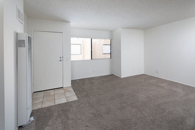 Building Photo - 1 Bedroom w/ W/D & Parking - MOVE-IN SPECIAL!