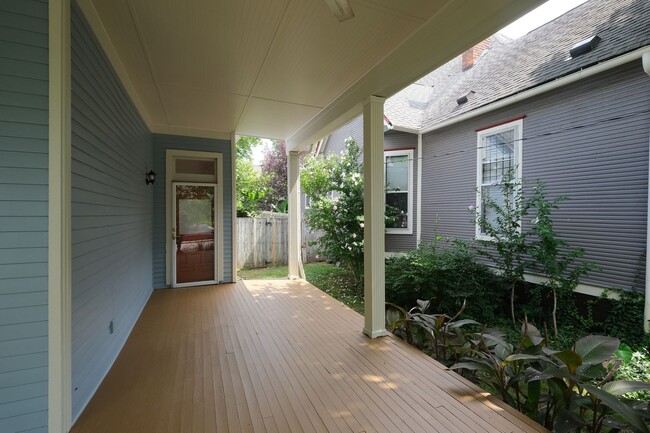 Building Photo - Charming Two-bedroom home in East Nashvill...