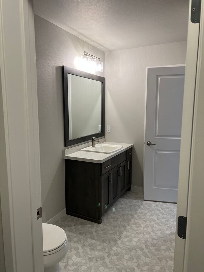 Building Photo - 3 Bed 2 Bath Single Family Home