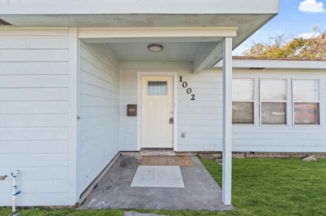 Building Photo - 1002 Sally Anne Dr