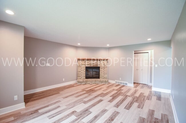 Foto del edificio - Rent Special !!! 2 Bedroom 2 Bath Duplex with additional flex room, garage, and a Fenced yard!!!