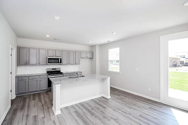 Building Photo - Home with 4 bedrooms, 3 full baths Fence i...