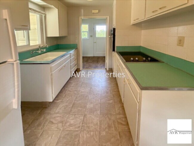 Foto del edificio - Cute duplex near downtown with new paint and carpets