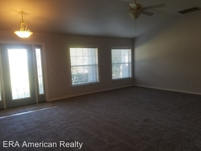 Building Photo - 701 Zephyr St