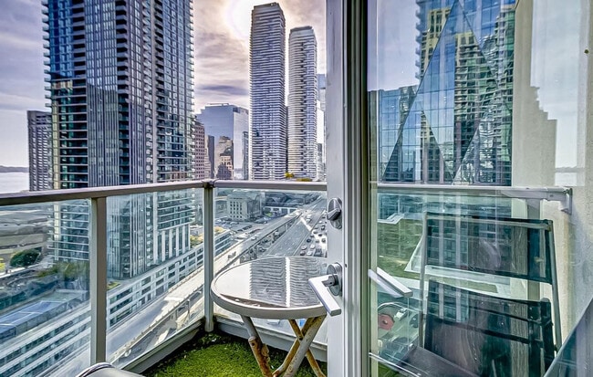 Building Photo - 33 Bay St.