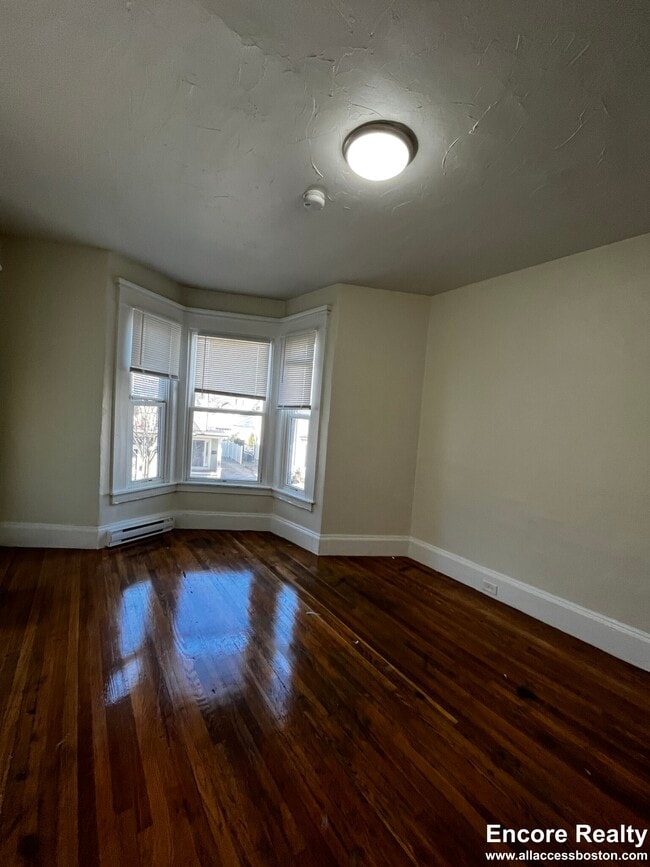 Building Photo - 100 River St