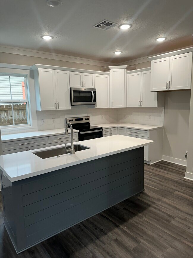 kitchen - 1711 Bilbo St