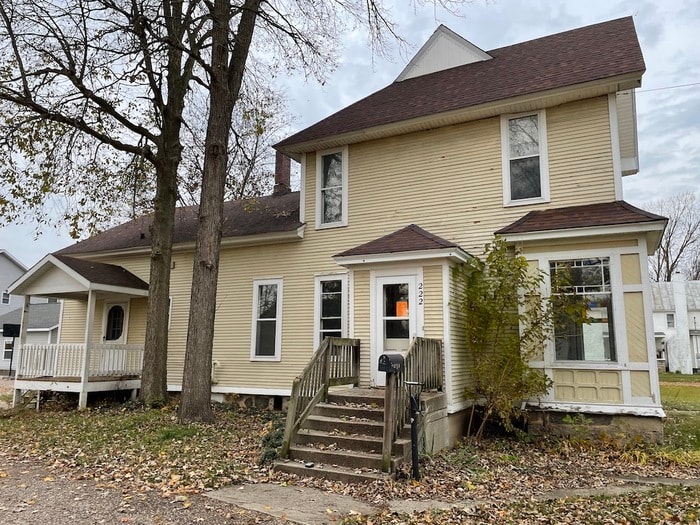 Lowell Main Floor 3 Bedroom Unit by Downtown Townhome Rentals in