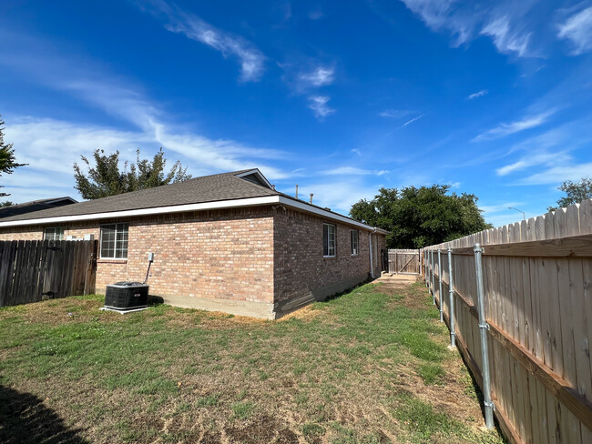 Foto del edificio - 2410 Brittain Ct