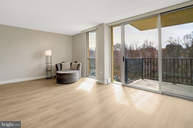 Building Photo - 4600 S Four Mile Run Dr