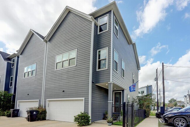 Building Photo - 1230 W 25th St