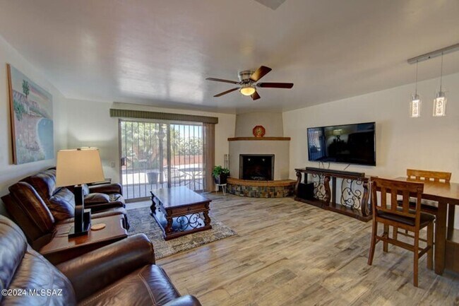 Building Photo - Lovely updated 2 bedroom, 2 bath home with...