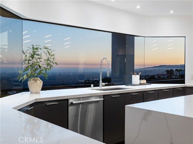 Foto del edificio - 2287 Sunset Plaza Dr