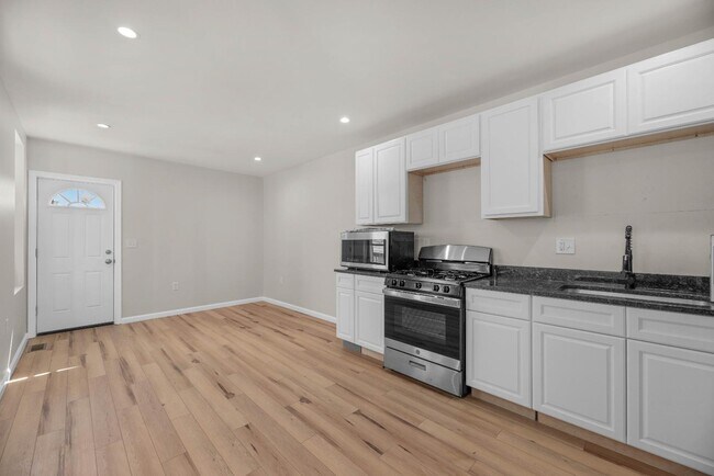 Foto del edificio - 121 N Patterson Park Ave