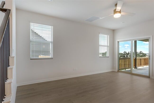 Building Photo - 261 Crater Lk Dr