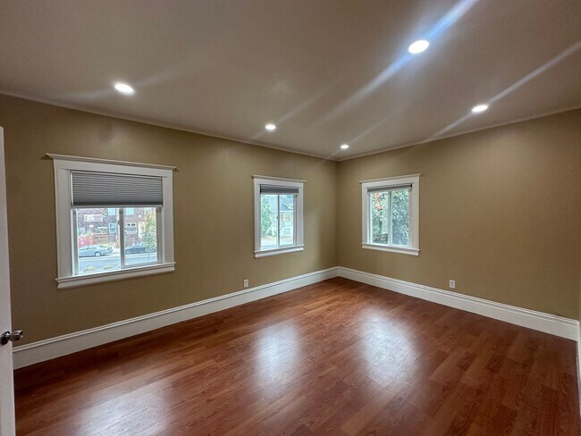 Photo - 475 W MacArthur Blvd Apartment